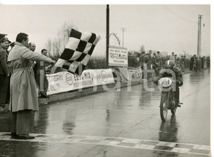 1955 ca GIRO D'ITALIA MOTOCICLISTICO Moto GILERA taglia il traguardo *Foto 18x13