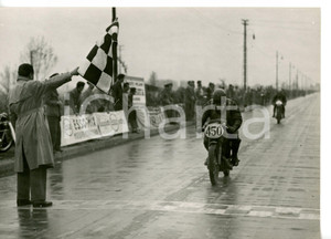 1955 ca GIRO D'ITALIA MOTOCICLISTICO Remo VENTURI su MV AGUSTA al traguardo FOTO