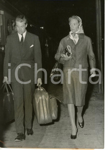 1959 PARIS Alberto del BELGIO con Paola RUFFO di CALABRIA alla stazione Foto