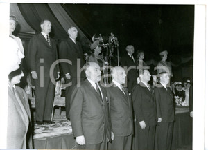 1960 NEW YORK Charles DE GAULLE canta "La Marsigliese" durante manifestazione