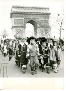 1959 PARIS Arc de Triomphe - Bambini in costume festeggiano il Carnevale Foto