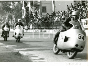 1955 CIRCUITO DI OSPEDALETTI Romolo FERRI insegue Carlo UBBIALI Foto 24x18 cm