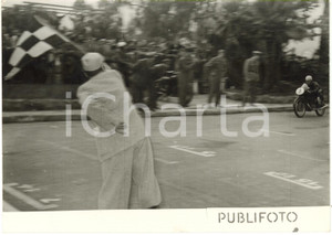 1954 CIRCUITO OSPEDALETTI Sbandieratore segnala vittoria Carlo UBBIALI MV AGUSTA