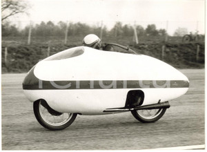 1957 AUTODROMO DI MONZA - Alfredo MILANI testa moto GILERA 500 cc carenata *Foto Fotografia d'epoca con didascalia coeva al verso.  CONDIZIONI: POOR (lievi sovraimpressioni; piccole macchie; ondulatura e piccolo strappo al margine superiore) FORMATO: 18x13 cm     originale e autentica 1