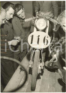 1954 BOLOGNA MOTOGIRO - Punzonatura della moto DUCATI 65 TS di Alano MONTANARI