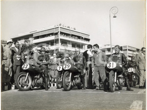 1955 LIDO DI GENOVA - COPPA SHELL Piloti alla griglia di partenza (1) *Foto