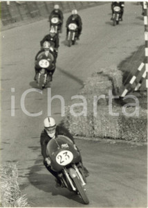 1955 ca MOTOCICLISMO - John SURTEES in testa alla gara della classe 500 *Foto