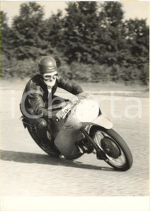 1955 ca MONZA GP DELLE NAZIONI - Alano MONTANARI su MOTO GUZZI durante prove (1)