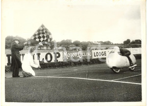 1956 DUNDROD - ULSTER GRAND PRIX Sbandieratore segnala vittoria di Carlo UBBIALI