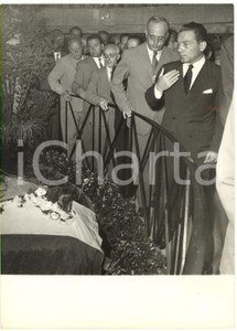 1954 ROMA - Morte di Alcide DE GASPERI - Cittadini rendono omaggio al defunto 