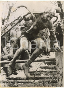Fotografia d epoca originale 1955 SAARBRÃœCKEN Mondiali CICLOCROSS AndrÃ¨ DUFRAISSE salta ostacolo duranta gara 1