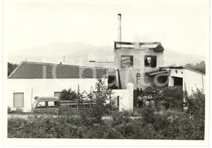 1955 ca AREA FIORENTINA Capannone scoperchiato a seguito di un'esplosione *Foto Fotografia d'epoca con didascalia coeva al verso.  CONDIZIONI: FAIR (lievi sovraimpressioni; lievi aloni) FORMATO: 18x13 cm     originale e autentica 1