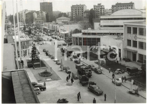 1954 MILANO 32^ Fiera Campionaria Internazionale - Preparativi per inaugurazione Fotografia d'epoca con didascalia coeva al verso.  CONDIZIONI: POOR (varie ondulature; lievi sovraimpressioni; lievi aloni) FORMATO: 18x13 cm     originale e autentica 1