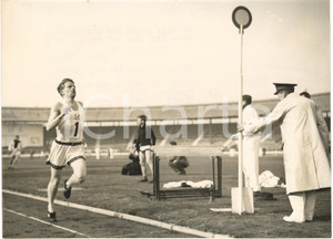 1953 LONDON ATHLETICS White City Stadium - Chris CHATAWAY running the Mile