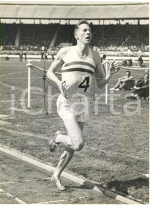 1953 LONDON White City Stadium - Roger BANNISTER wins the One Mile run *Photo