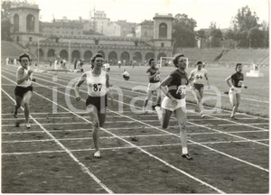 1956 ATLETICA ARENA DI MILANO Giuseppina LEONE stabilisce primato italiano *Foto Fotografia d'epoca con didascalia coeva al verso. CONDIZIONI: POOR (varie sovraimpressioni; lievi aloni e difetti di stampa; piccola piegatura dell'angolo superiore destro) FORMATO: 18x13 cm     originale e autentica 1