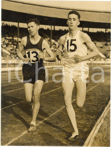1955 ATHLETICS LONDON White City Stadium - Gordon PIRIE and Kenneth NORRIS  Fotografia d'epoca con didascalia coeva al verso.L'immagine &egrave; stata scattata in occasione dei Amateurs Athletic Association Championships. CONDIZIONI: FAIR (lievi sovraimpressioni e difetti di stampa) FORMATO: 15x20 cm     originale e autentica 1