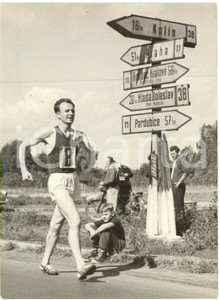 1956 CECOSLOVACCHIA Abdon PAMICH durante la 50km di marcia PRAGA-PODEBRADY