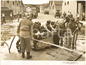 1953 GENOVA - VIGILI DEL FUOCO spengono incendio di balle di manilla (1) *Foto