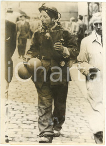 1956  DISASTRO DI MARCINELLE - Soccorritore con campioni di aria da analizzare