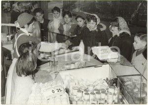 1959 RUEIL-PLAINE Bambini provano NOUVEAU FRANC nel ruolo di venditori e clienti