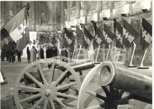 1959 MILANO PALAZZO REALE Vernissage della mostra IL CINQUANTANOVE Foto 18x13 Fotografia d'epoca con didascalia coeva al verso.  CONDIZIONI: FAIR (varie tracce di inchiostro blu) FORMATO: 18x13 cm     originale e autentica 1