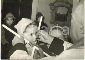 1960 ca BOLOGNA - SAN BIAGIO Bambino durante rito di benedizione della gola 