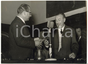 1957 MILANO Carlo PANSIERI riceve medaglia GUIDO DONEGANI metallurgia leggera
