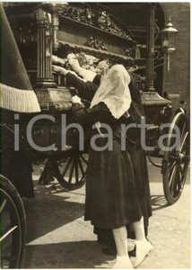 1959 ROMA Funerali scultore Pietro CANONICA - Donne recano omaggio al feretro