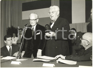 1960 VALDAGNO (VI) PREMIO MARZOTTO - Guido GUERRINI premia Ildebrando PIZZETTI