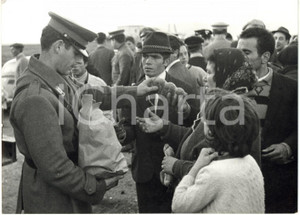 1968 TERREMOTO DEL BELICE - Distribuzione di generi alimentari alla popolazione