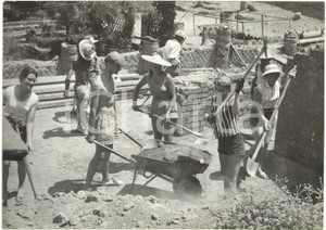 1960 ca ERCOLANO (NA) Studenti stranieri lavorano agli scavi archeologici *Foto