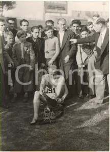 1954 COLOMBES - Emil ZÁTOPEK toglie le scarpe dopo nuovo record gara 5000 metri