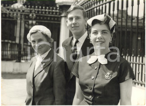 1955 LONDON Buckingham Palace - Roger BANNISTER con moglie Moyra e madre Alice