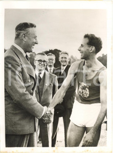 1956 MELBOURNE ATLETICA - Lord Louis MOUNTBATTEN si congratula con John LANDY 