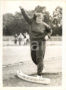 1956 LONDON HURLINGHAM CLUB Tamara TISCHIKIEVICH si allena al getto del peso