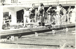1959 GENOVA Campionati assoluti NUOTO Staffetta 4x100 stile libero femminile (2)  Fotografia d'epoca con didascalia coeva al verso.  CONDIZIONI: G (sovraimpressione della didascalia) FORMATO: 18x12 cm     originale e autentica 1