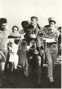 1959 TRAVERSATA CAPRI-NAPOLI - Il vincitore Laszlo KOVATS *Foto 13x18  Fotografia d'epoca con didascalia coeva al verso.  CONDIZIONI: G (sovraimpressione della didascalia) FORMATO: 13x18 cm     originale e autentica 1