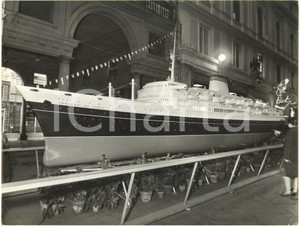 1960 GENOVA Galleria Mazzini - Modellino T/N LEONARDO DA VINCI *Fotografia (1)  Fotografia d'epoca con didascalia coeva al verso.  CONDIZIONI: FAIR (lievi piegature angolari; minimi aloni ai margini) FORMATO: 24x18 cm     originale e autentica 1