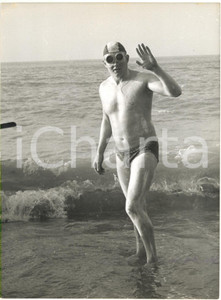 1960 DOVER Shakespeare Beach - Helge JENSEN before crossing the English Channel  Fotografia d'epoca con didascalia coeva al verso.  CONDIZIONI: FAIR (lievi piegature e aloni) FORMATO: 15x20 cm     originale e autentica 1