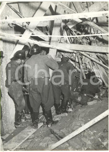 1953 MILANO Crollo ponteggio VIA SAN NICOLAO - Intervento VIGILI DEL FUOCO (1)  Fotografia d'epoca con didascalia coeva al verso.  CONDIZIONI: G (minime ondulature) FORMATO: 13x18 cm     originale e autentica 1