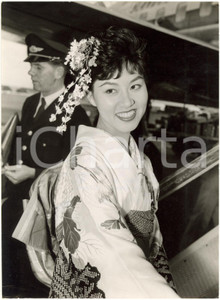 1958 LONDON Heathrow Airport - Arrivo di Hisako OKUSE Miss Giappone *Foto 15x20  Fotografia d'epoca con didascalia coeva al verso.  CONDIZIONI: G (lievi piegature) FORMATO: 15x20 cm     originale e autentica 1