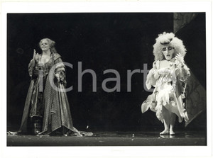 1985 VENEZIA - LA FENICE Katia RICCIARELLI nell'ARMIDA di Gioachino ROSSINI Fotografia d'epoca, con didascalia coeva al verso, scattata il 21 luglio 1985. CONDIZIONI: FAIR (piegature angolari al margine inferiore, strappo di 2 cm circa al margine inferiore, lievi difetti di stampa)FORMATO: 24x18 cm    originale e autentica 1