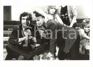 1985 ca. TELEVISIONE Ritratto di Gigi SABANI in studio (1) *Fotografia 24x18 cm