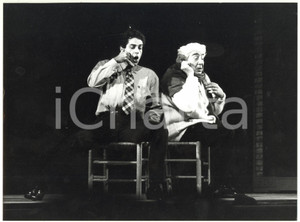 1990 ca. TEATRO Gianfranco JANNUZZO Gino BRAMIERI durante uno spettacolo - Foto Fotografia di agenzia.  CONDIZIONI: FAIR (graffi al lato superiore, lievi difetti di stampa)FORMATO: 24x18 cm    originale e autentica 1