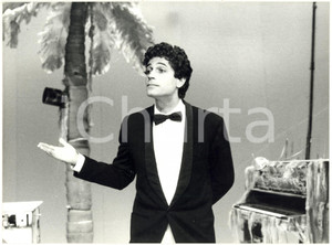 1990 ca. TEATRO - Gianfranco JANNUZZO in "C'Ã¨ un uomo in mezzo al mare" (3) Fotografia di agenzia.La regia dello spettacolo era di Pino Quartullo.  CONDIZIONI: FAIR (evidenti difetti di stampa)FORMATO: 24x18 cm    originale e autentica 1