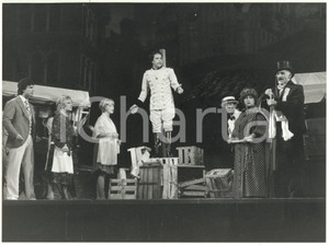 1986 TEATRO Nancy BRILLI Enrico MONTESANO in "Se il tempo fosse un gambero" (2) Fotografia di agenzia.La regia dello spettacolo era di Pietro Garinei. CONDIZIONI: FAIR (difetti di stampa, graffi al lato inferiore)FORMATO: 24x18 cm    originale e autentica 1