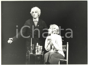 1986 TEATRO Nancy BRILLI Enrico MONTESANO in "Se il tempo fosse un gambero" (8) Fotografia di agenzia.La regia dello spettacolo era di Pietro Garinei.  CONDIZIONI: FAIR (difetti di stampa)FORMATO: 24x18 cm    originale e autentica 1