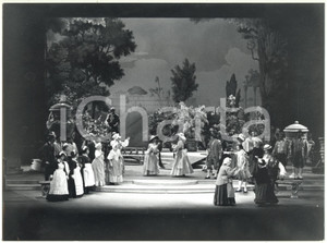 1997 VERONA Teatro Filarmonico - DON PASQUALE Regia di Filippo CRIVELLI Fotografia di agenzia, con didascalia coeva al verso. CONDIZIONI: FAIR (minimi difetti di stampa, lieve piegatura all'angolo inferiore sinistro)FORMATO: 24x18 cm    originale e autentica 1