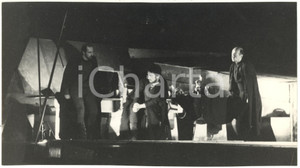 1994 VERONA Teatro Romano - "MACBETH" - Regia di Giancarlo SEPE Foto 24x13 cm Fotografia di agenzia, con didascalia coeva al verso. CONDIZIONI: FAIR (bassa qualit&agrave; di stampa, piegatura all'angolo inferiore destro, lievi sovraimpressioni lineari al centro, lievi piegature al lato sinistro)FORMATO: 24x13 cm    originale e autentica 1